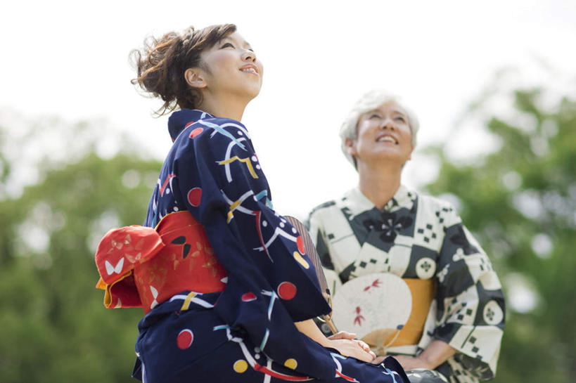 东方人,头发,两个人,家庭,母亲,女儿,站,笑,微笑,露齿笑,横图,室外,白天,仰视,民族服装,树林,植物,亚洲,阴影,花纹,和服,朦胧,模糊,光线,扇子,图案,影子,清凉,注视,黄种人,凉爽,文化,树,树木,蓝色,绿色,白色,黑色,蓝天,天空,阳光,自然,天,观察,站着,温暖,温馨,母女,一家人,母爱,服饰,生长,成长,观看,和睦,察看,关注,吴服,唐草,唐花,唐锦,老年女性,年轻女性,女人,女性,亚洲人,抬头,仰头,站立,半身,彩图,低角度拍摄,传统服装,民俗服,融洽,传统文化