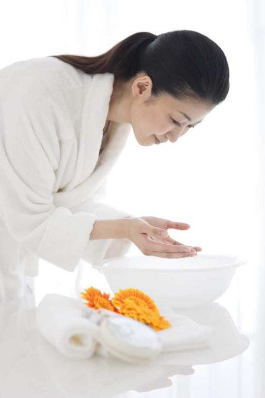 东方人,一个人,站,捧,笑,微笑,竖图,室内,白天,侧面,浴袍,桌子,亚洲,仅一个年轻女性,仅一个女性,仅一个人,弯腰,朦胧,模糊,盆子,注视,黄种人,娱乐,白色,观察,看,站着,享受,橙色,菊花,放松,观看,察看,关注,弯身,年轻女性,女人,女性,亚洲人,端,端着,捧着,手捧,站立,半身,彩图,汤帷子,浴衣