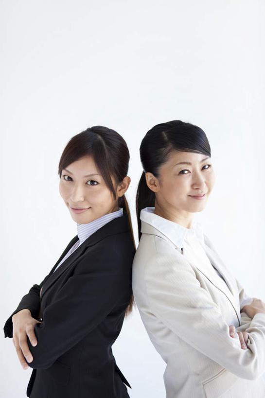 东方人,两个人,同事,商务人士,商务女性,站,双手交叉,竖图,室内,白天,白色背景,侧面,安全,成功,合作,团队,集体,信心,亚洲,套装,依靠,注视,黄种人,队伍,观察,看,倚靠,站着,背靠背,背对背,摄影,影棚,观看,察看,领导,双手抱胸,成就,关注,商务装,合伙,领袖,工薪阶层,信任,年轻女性,女人,女性,亚洲人,白领,上班族,抬头,仰头,站立,半身,彩图,影棚拍摄,拍摄