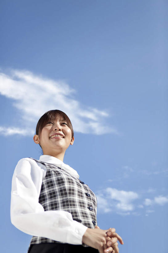 东方人,一个人,商务人士,商务女性,站,笑,微笑,露齿笑,竖图,室外,白天,仰视,亚洲,仅一个年轻女性,仅一个女性,仅一个人,阴影,套装,光线,影子,云,云朵,云彩,注视,黄种人,蓝色,白云,蓝天,天空,阳光,天,观察,看,手放前,站着,晴朗,观看,察看,关注,商务装,工薪阶层,年轻女性,女人,女性,亚洲人,白领,上班族,晴空,站立,半身,彩图,低角度拍摄