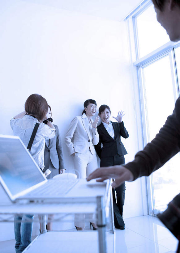 东方人,手,商务人士,商务男性,商务女性,办公室,笑,微笑,露齿笑,竖图,室内,白天,正面,衬衫,窗户,房间,落地窗,桌子,亚洲,五个人,抬,握,阴影,套装,光线,影子,办公桌,墙,地面,拿,拿着,注视,黄种人,玻璃窗,墙壁,墙面,拍照,阳光,观察,看,张嘴,招手,手部,搭,握着,观看,察看,搭着,关注,商务装,张大嘴巴,工薪阶层,单手抄兜,单手放兜,手提电脑,男人,男性,年轻男性,年轻女性,女人,女性,亚洲人,白领,上班族,张开嘴,插兜,手插兜,手放口袋,半身,彩图,衬衣,手抄兜