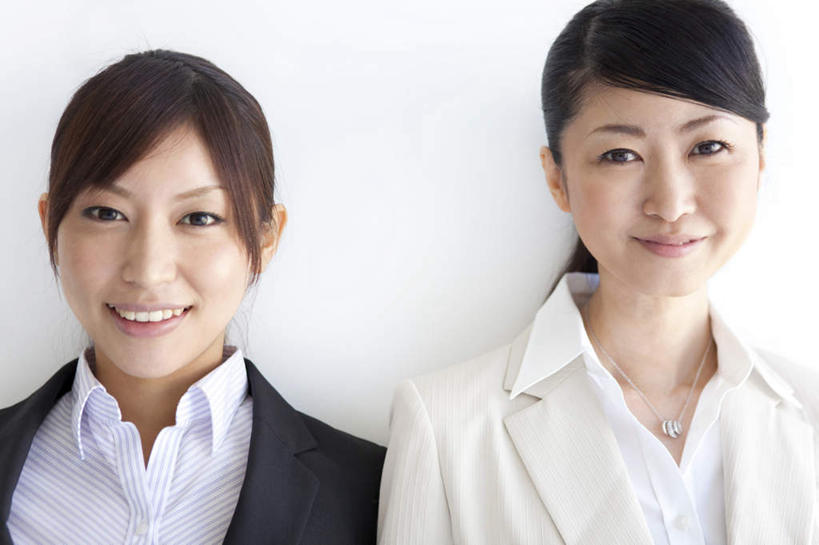 东方人,脸,头,脸颊,手,两个人,伙伴,同事,朋友,商务人士,商务女性,办公室,笑,微笑,露齿笑,竖图,室内,特写,白天,白色背景,正面,友谊,成功,合作,团队,集体,信心,窗户,房间,落地窗,桌子,亚洲,抬,阴影,套装,光线,影子,办公桌,墙,地面,注视,黄种人,队伍,肩膀,玻璃窗,墙壁,墙面,拍照,阳光,观察,看,张嘴,招手,手部,搭,摄影,影棚,观看,察看,领导,成就,搭着,关注,商务装,合伙,领袖,张大嘴巴,工薪阶层,单手抄兜,单手放兜,友情,手提电脑,年轻女性,女人,女性,亚洲人,头部,脸部,脸蛋,面部,白领,上班族,张开嘴,插兜,手插兜,手放口袋,半身,彩图,影棚拍摄,拍摄,手抄兜