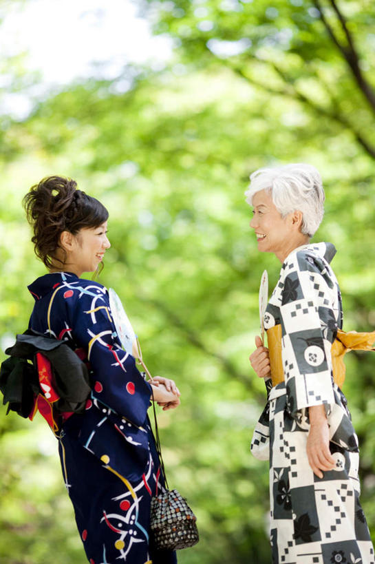东方人,头发,两个人,家庭,母亲,女儿,站,笑,说,微笑,露齿笑,竖图,室外,白天,侧面,民族服装,讨论,树林,植物,亚洲,握,阴影,花纹,和服,朦胧,模糊,光线,包,扇子,图案,影子,清凉,拿,拎,拿着,注视,黄种人,凉爽,文化,树,树木,绿色,白色,黑色,阳光,自然,观察,看,站着,温暖,温馨,母女,一家人,母爱,握着,服饰,生长,成长,观看,和睦,察看,关注,亲情,吴服,唐草,唐花,唐锦,交流,老年女性,年轻女性,女人,女性,亚洲人,沟通,讲话,交谈,商讨,说话,谈话,站立,半身,彩图,传统服装,民俗服,融洽,拎着,传统文化
