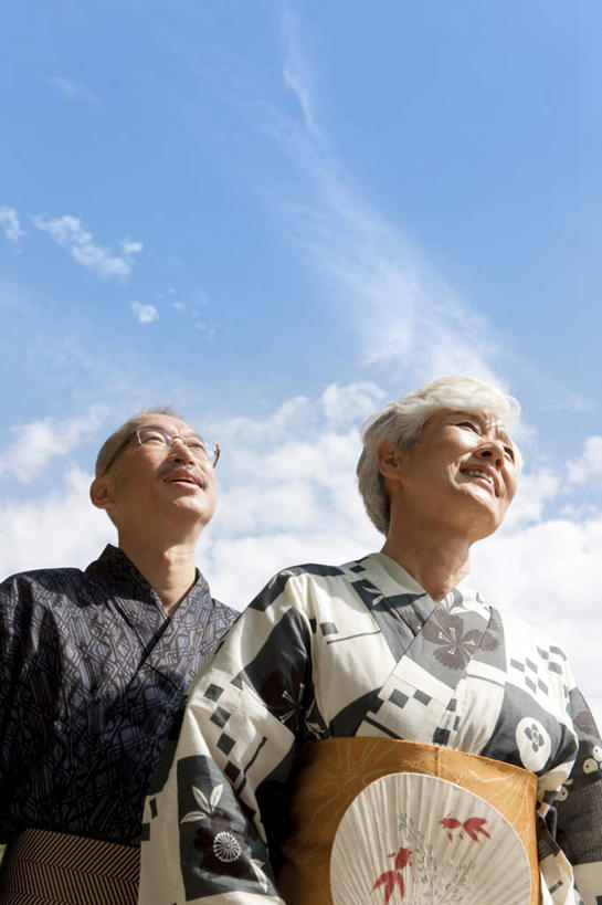 东方人,两个人,家庭,夫妻,站,笑,微笑,露齿笑,竖图,室外,白天,仰视,民族服装,爱情,亚洲,握,阴影,花纹,和服,光线,扇子,图案,眼镜,影子,云,云朵,浪漫,清凉,拿,云彩,拿着,注视,黄种人,凉爽,文化,蓝色,白云,蓝天,天空,阳光,天,观察,看,站着,温暖,温馨,一家人,恩爱,握着,恋人,服饰,晴朗,观看,和睦,察看,关注,亲情,近视眼镜,吴服,唐草,唐花,唐锦,老年男性,老年女性,男人,男性,女人,女性,亚洲人,夫妇,情侣,晴空,站立,半身,彩图,低角度拍摄,传统服装,民俗服,伴侣,融洽,传统文化