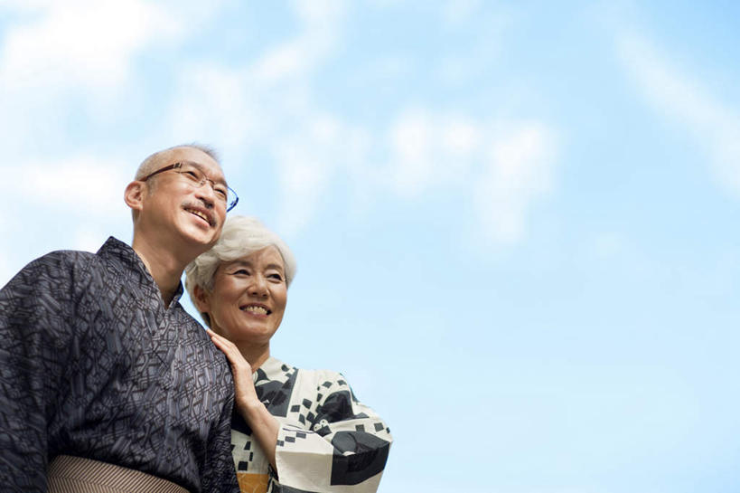 东方人,两个人,家庭,夫妻,站,笑,微笑,露齿笑,横图,室外,白天,仰视,民族服装,爱情,亚洲,阴影,花纹,和服,光线,图案,眼镜,影子,云,云朵,浪漫,云彩,依偎,注视,黄种人,蓝色,白云,蓝天,天空,阳光,天,观察,看,靠,靠着,倚靠,站着,温暖,温馨,一家人,恩爱,搭,恋人,服饰,晴朗,观看,和睦,察看,倚着,搭着,关注,亲情,近视眼镜,吴服,唐草,唐花,唐锦,依附,依赖,投靠,老年男性,老年女性,男人,男性,女人,女性,亚洲人,夫妇,情侣,晴空,站立,半身,彩图,低角度拍摄,传统服装,民俗服,伴侣,融洽