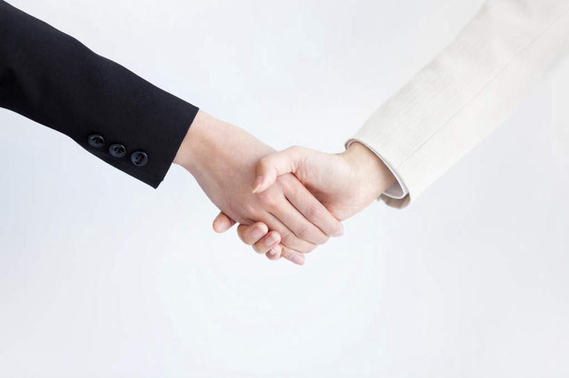 东方人,两个人,同事,商务人士,商务女性,握手,横图,室内,特写,白天,白色背景,正面,成功,合作,团队,集体,信心,亚洲,套装,黄种人,队伍,摄影,影棚,领导,成就,商务装,合伙,领袖,工薪阶层,年轻女性,女人,女性,亚洲人,白领,上班族,搀手,拉手,手搀手,手拉手,手牵手,手握手,半身,彩图,影棚拍摄,拍摄