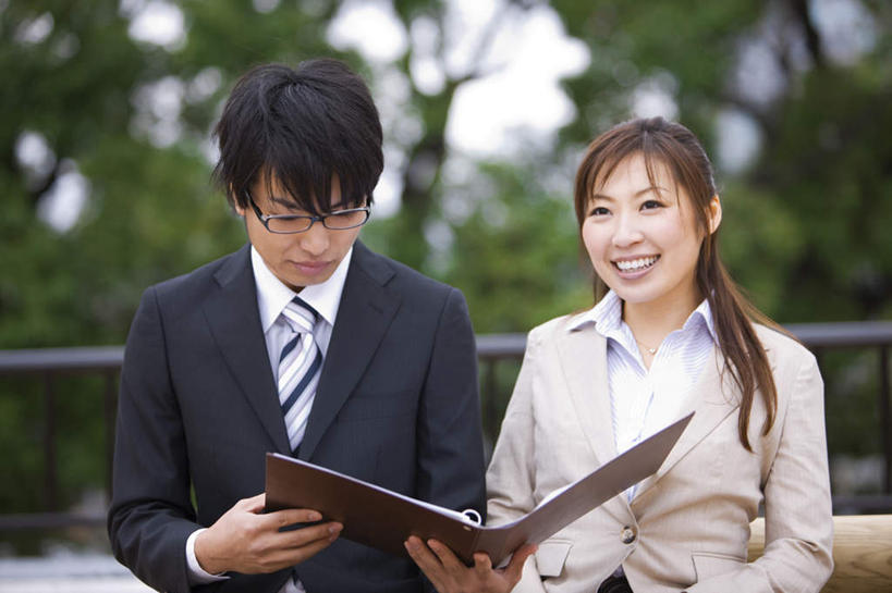 东方人,两个人,伙伴,同事,朋友,商务人士,商务男性,商务女性,栏杆,笑,微笑,露齿笑,横图,室外,白天,正面,衬衫,友谊,合作,团队,树林,植物,椅子,亚洲,阴影,套装,朦胧,模糊,光线,眼镜,影子,木椅,围栏,记事本,拿,拿着,注视,黄种人,护栏,树,树木,绿色,阳光,自然,本子,笔记本,低头,观察,看,战略,生长,成长,观看,察看,关注,商务装,近视眼镜,工薪阶层,双手抄兜,双手放兜,联合,合谋,配合,协作,男人,男性,年轻男性,年轻女性,女人,女性,亚洲人,白领,上班族,插兜,两手抄兜,两手放兜,手插兜,手放口袋,半身,彩图,衬衣,手抄兜