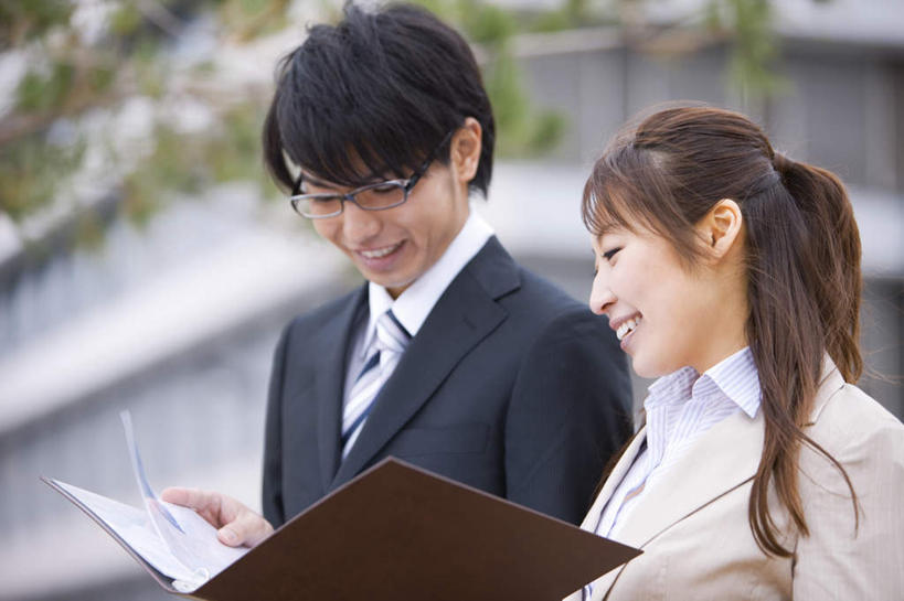 东方人,两个人,伙伴,同事,朋友,商务人士,商务男性,商务女性,笑,说,微笑,露齿笑,横图,室外,白天,正面,衬衫,讨论,友谊,合作,团队,树林,植物,亚洲,阴影,套装,朦胧,模糊,眼镜,影子,记事本,拿,拿着,注视,黄种人,树,树木,绿色,自然,本子,笔记本,低头,观察,看,战略,生长,成长,观看,察看,关注,商务装,近视眼镜,工薪阶层,联合,合谋,交流,配合,协作,男人,男性,年轻男性,年轻女性,女人,女性,亚洲人,白领,上班族,沟通,讲话,交谈,商讨,说话,谈话,半身,彩图,衬衣