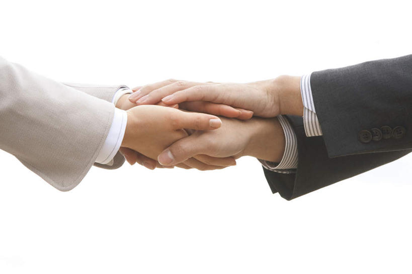 东方人,手,两个人,同事,商务人士,握手,横图,室内,特写,白天,白色背景,侧面,成功,合作,团队,集体,信心,亚洲,双手,套装,黄种人,队伍,手部,摄影,影棚,领导,成就,商务装,合伙,领袖,工薪阶层,男人,男性,年轻男性,年轻女性,女人,女性,亚洲人,白领,上班族,搀手,拉手,手搀手,手拉手,手牵手,手握手,半身,彩图,影棚拍摄,拍摄