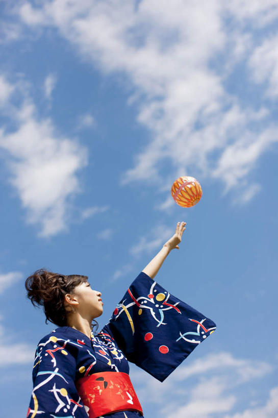 东方人,手,一个人,站,笑,微笑,竖图,室外,白天,仰视,民族服装,亚洲,仅一个年轻女性,仅一个女性,仅一个人,抬,阴影,花纹,和服,装饰,光线,图案,影子,塑料,云,云朵,云彩,注视,黄种人,娱乐,蓝色,白云,蓝天,天空,阳光,气球,塑料制品,天,观察,看,站着,享受,休闲,手部,橙色,橡胶,放松,放,服饰,晴朗,观看,华丽,修饰,点缀,察看,关注,橡胶制品,吴服,唐草,唐花,唐锦,衬托,美观,雅致,雅观,年轻女性,女人,女性,亚洲人,晴空,抬头,仰头,站立,半身,彩图,低角度拍摄,传统服装,民俗服