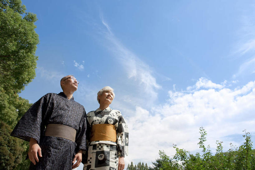 东方人,两个人,家庭,夫妻,站,横图,室外,白天,仰视,民族服装,爱情,森林,树林,植物,亚洲,阴影,花纹,和服,光线,图案,眼镜,影子,云,云朵,浪漫,云彩,依偎,注视,黄种人,树,树木,蓝色,绿色,白云,蓝天,天空,阳光,自然,天,观察,看,靠,靠着,倚靠,站着,温暖,温馨,一家人,恩爱,恋人,服饰,生长,晴朗,成长,观看,和睦,察看,倚着,关注,亲情,近视眼镜,吴服,唐草,唐花,唐锦,依附,依赖,投靠,老年男性,老年女性,男人,男性,女人,女性,亚洲人,夫妇,情侣,晴空,抬头,仰头,站立,半身,彩图,低角度拍摄,传统服装,民俗服,伴侣,融洽