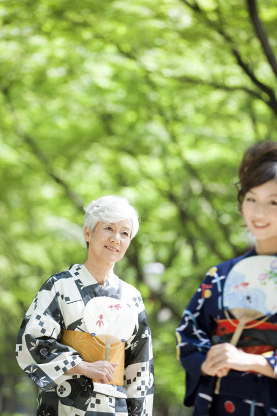 东方人,头发,两个人,家庭,母亲,女儿,站,笑,微笑,露齿笑,竖图,室外,白天,正面,民族服装,树林,植物,亚洲,握,阴影,花纹,和服,朦胧,模糊,光线,扇子,图案,影子,清凉,拿,拿着,注视,黄种人,凉爽,文化,树,树木,绿色,白色,黑色,阳光,自然,观察,看,站着,温暖,温馨,母女,一家人,母爱,握着,服饰,生长,成长,观看,和睦,察看,关注,亲情,吴服,唐草,唐花,唐锦,老年女性,年轻女性,女人,女性,亚洲人,站立,半身,彩图,传统服装,民俗服,融洽,传统文化
