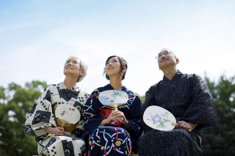 东方人,头发,三个人,家庭,母亲,父亲,女儿,站,笑,微笑,横图,室外,白天,仰视,民族服装,树林,植物,亚洲,握,阴影,花纹,和服,朦胧,模糊,光线,扇子,图案,眼镜,影子,云,云朵,地面,清凉,拿,云彩,拿着,注视,黄种人,凉爽,文化,树,树木,蓝色,绿色,白色,黑色,白云,蓝天,天空,阳光,自然,天,观察,看,站着,温暖,温馨,父女,母女,一家人,父爱,母爱,握着,服饰,生长,晴朗,成长,观看,和睦,察看,关注,近视眼镜,吴服,唐草,唐花,唐锦,老年男性,老年女性,男人,男性,年轻女性,女人,女性,亚洲人,晴空,抬头,仰头,站立,半身,彩图,低角度拍摄,传统服装,民俗服,融洽,传统文化