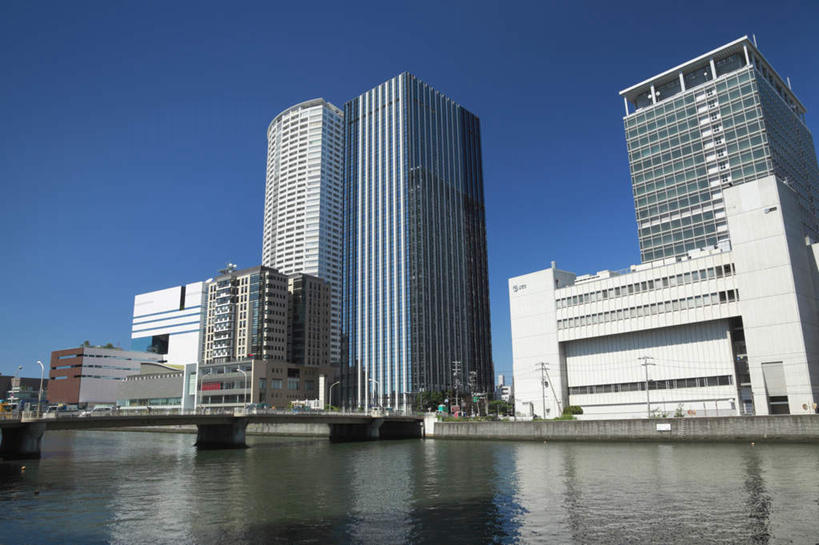 无人,公园,高楼大厦,横图,室外,白天,仰视,度假,河流,美景,树林,水,植物,城市风光,城市,大桥,大厦,建筑,立交桥,摩天大楼,桥梁,日本,亚洲,阴影,电力,光线,电线,电线杆,线,影子,河水,景观,水流,高架,建筑群,斜拉桥,桥,电能,线路,娱乐,建设,树,树木,蓝色,绿色,蓝天,天空,自然,天,享受,休闲,景色,放松,大阪,生长,成长,电,电源,能量,东亚,本州,大阪府,本州岛,日本国,近畿地方,近畿,中之岛,县厅,大阪市,中之岛公园,彩图,低角度拍摄,大楼,高层建筑,高楼,摩天楼