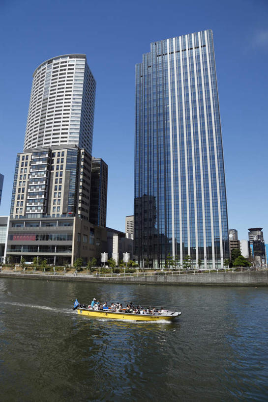 公园,高楼大厦,栏杆,竖图,室外,白天,仰视,度假,河流,美景,树林,水,植物,城市风光,城市,大桥,大厦,建筑,立交桥,路灯,摩天大楼,桥梁,船,照明,日本,亚洲,阴影,波纹,飞溅,溅,光线,液体,影子,河水,景观,水滴,水流,高架,建筑群,围栏,斜拉桥,桥,灯光,游艇,许多人,娱乐,建设,护栏,灯,水珠,树,树木,蓝色,绿色,蓝天,水纹,天空,自然,船尾波,交通工具,波浪,天,享受,休闲,景色,放松,大阪,生长,成长,照亮,照明设备,喷洒,载具,东亚,本州,大阪府,本州岛,日本国,近畿地方,近畿,中之岛,县厅,大阪市,中之岛公园,彩图,低角度拍摄,全身,大楼,高层建筑,高楼,摩天楼