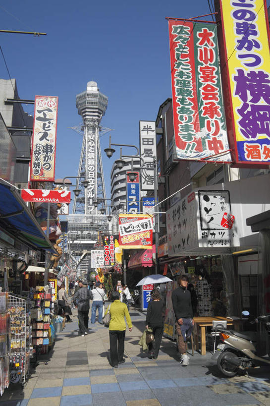 东方人,家,走,竖图,室外,白天,仰视,旅游,度假,美景,城市风光,城市,道路,建筑,路,路灯,公路,照明,日本,亚洲,行人,阴影,服装,光线,日文,标志,广告牌,文字,影子,字符,房屋,屋子,景观,公寓,灯光,交通,许多人,注视,休闲装,黄种人,娱乐,标识,建设,洋房,楼房,路人,住宅,灯,衣服,蓝色,蓝天,天空,天,观察,看,一群人,享受,休闲,休闲服,景色,放松,服饰,大阪,观看,照亮,察看,照明设备,关注,东亚,本州,大阪府,本州岛,日本国,近畿地方,近畿,日语,通天阁,过客,男人,男性,女人,女性,中年男性,中年女性,亚洲人,马路,步行,散步,走路,彩图,低角度拍摄,全身,房子