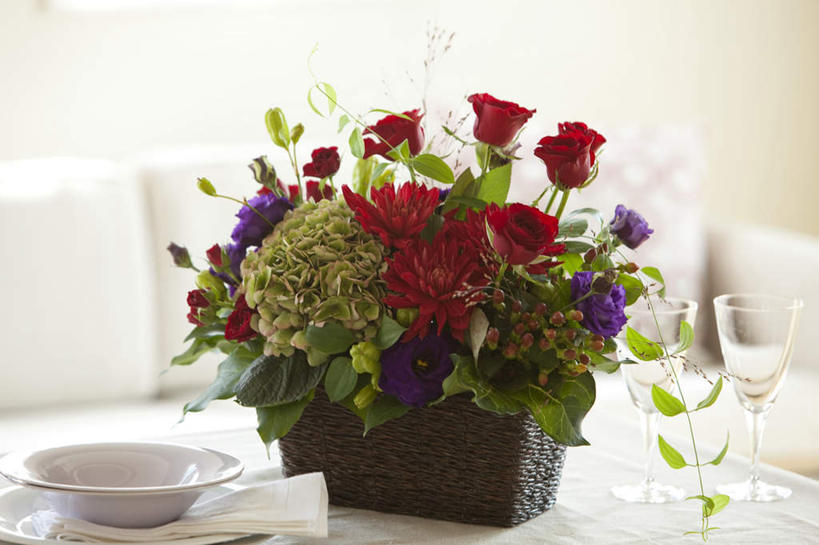 无人,客厅,横图,俯视,室内,白天,爱情,幸福,纯洁,智慧,热情,餐桌,靠垫,沙发,桌子,玫瑰,杯子,餐具,叶子,许多,阴影,艺术,装饰,散落,盛开,反射,碟子,纺织物,高脚杯,盘,影子,墙,绿叶,玫瑰花,靠枕,浪漫,花蕾,文化,墙壁,墙面,玻璃制品,花,花瓣,花朵,鲜花,排列,一个,红色,紫色,白色,插花,盘子,酒杯,抱枕,碟,毛巾,枕头,花苞,花蕊,清洁,温暖,温馨,嫩叶,恩爱,单个,餐台,保暖,华丽,修饰,插花艺术,点缀,和睦,创造,起居室,队列,创作,感动,想象,香槟杯,透气,防水,衬托,美观,雅致,雅观,尊敬,客堂,储水,耐磨,吸水,天真,刺玫花,徘徊花,叶,叶片,玻璃杯,彩图,高角度拍摄,融洽,皮沙发