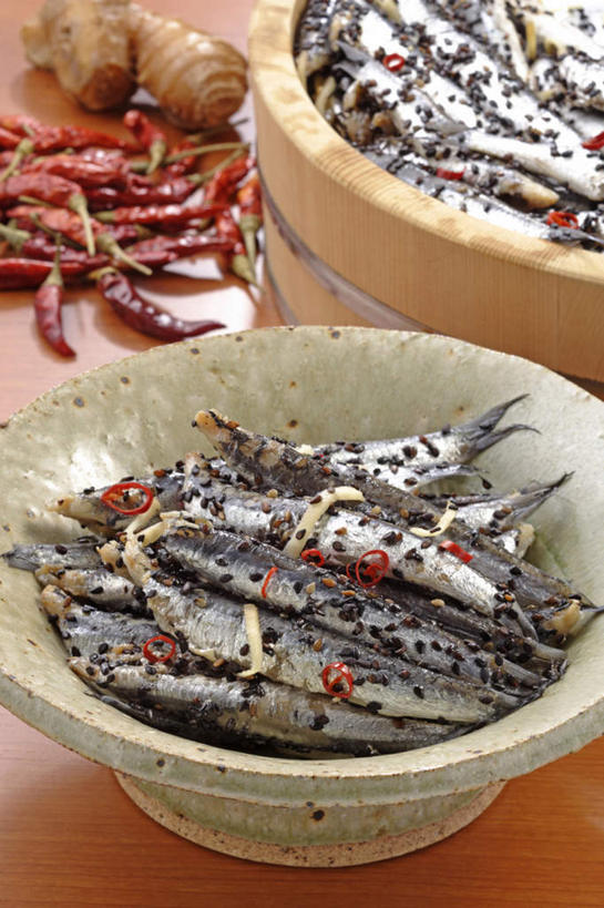 无人,竖图,俯视,室内,特写,白天,烹饪,餐桌,桌子,姜,辣椒,餐具,阴影,反射,影子,芝麻,料理,食品,青鱼,菜肴,美食,食物,碗,日式,佳肴,餐台,鲱鱼,辣角,红海椒,大椒,辣虎,广椒,脂麻,胡麻,白麻,巨胜子,油麻,进餐用具,烹调用具,生姜,老姜,辣子,红辣椒,海椒,番椒,彩图,高角度拍摄