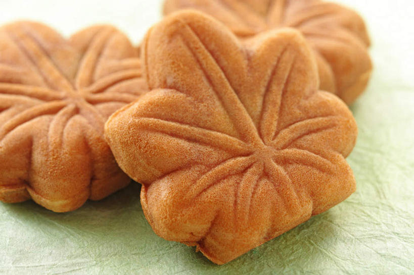 点心,无人,横图,俯视,室内,特写,白天,烹饪,下午茶,餐桌,桌子,三块,一堆,阴影,堆叠,堆积,朦胧,模糊,反射,布料,影子,日本料理,料理,食品,花形,布纹,菜肴,美食,桌布,食物,糕点,绿色,餐巾,台布,日式料理,日式,佳肴,餐台,堆,彩图,高角度拍摄,蛋糕