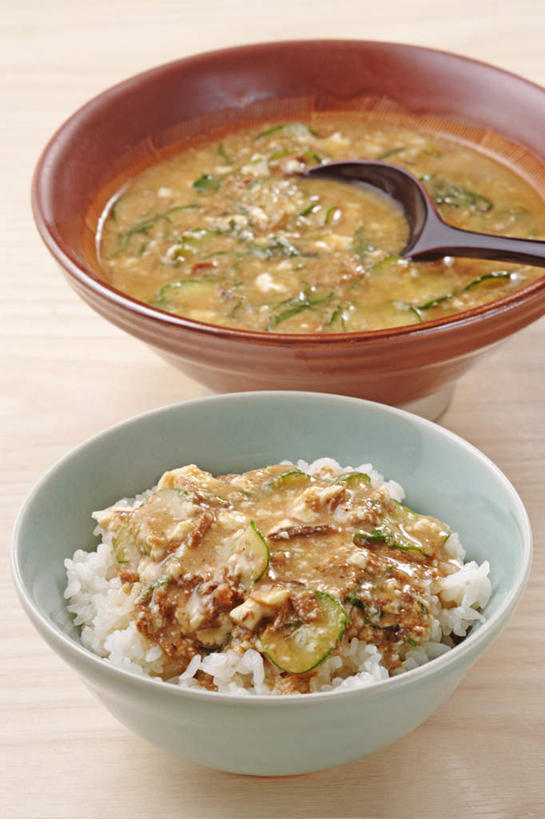 海鲜,米饭,无人,竖图,俯视,室内,特写,白天,烹饪,阴影,反射,影子,勺子,陶瓷,调料,汤,芝麻,日本料理,料理,食品,青色,陶瓷制品,饭,调味品,调味料,水产,菜肴,美食,海洋生物,食物,两个,一个,红色,容器,调羹,汤匙,碗,日式料理,日式,佳肴,单个,储藏,海参,五谷,储存,水生动物,海产品,水生物,海底动物,脂麻,胡麻,白麻,巨胜子,油麻,彩图,高角度拍摄,贮存