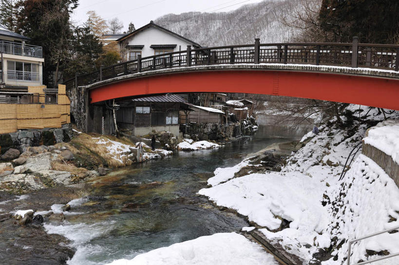 东方人,一个人,家,站,横图,室外,白天,正面,旅游,度假,河流,石头,美景,山,山脉,树林,水,温泉,雪,植物,大雪,日本,亚洲,仅一个男性,仅一个人,仅一个中年男性,许多,阴影,电力,光线,电线,石子,线,影子,房屋,屋子,河水,积雪,景观,山顶,山峰,水流,雪景,冬季,冬天,公寓,桥,电能,山峦,线路,黄种人,娱乐,石桥,洋房,楼房,拱桥,住宅,栈桥,树,树木,红色,绿色,阳光,自然,群山,站着,享受,休闲,景色,放松,寒冷,拱形,生长,成长,人行桥,电,石拱桥,电源,电源线,自然风光,能量,高压线,东亚,沉积岩,本州,关东地方,本州岛,日本国,栃木,栃木县,严寒,颠峰,极峰,水成岩,男人,男性,中年男性,亚洲人,石块,岩石,站立,彩图,房子