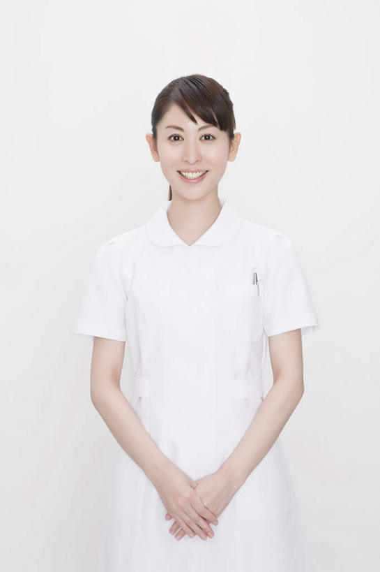 东方人,一个人,护士,站,笑,微笑,露齿笑,竖图,室内,白天,白色背景,正面,工作服,制服,亚洲,仅一个年轻女性,仅一个女性,仅一个人,注视,黄种人,观察,看,手放前,站着,服务,摄影,影棚,观看,察看,白衣天使,关注,工作制服,年轻女性,女人,女性,亚洲人,站立,半身,彩图,影棚拍摄,工作套服,拍摄