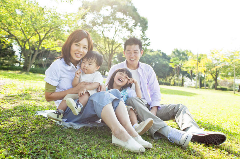 东方人,儿童,四个人,家庭,夫妻,母亲,父亲,女儿,儿子,坐,抱,笑,微笑,露齿笑,横图,室外,白天,正面,爱情,纯洁,草地,草坪,太阳,植物,亚洲,阴影,服装,朦胧,模糊,光线,影子,浪漫,注视,休闲装,黄种人,草,树,树木,小孩,衣服,绿色,阳光,自然,观察,看,休闲,温暖,温馨,父女,父子,母女,母子,一家人,休闲服,恩爱,父爱,可爱,母爱,童年,童趣,恋人,服饰,生长,成长,抱着,观看,和睦,察看,搂着,关注,童真,烂漫,无邪,天真,男孩,男人,男性,年轻男性,年轻女性,女孩,女人,女性,亚洲人,孩子,年轻人,夫妇,情侣,怀抱,搂,搂抱,相抱,拥抱,坐着,彩图,全身,伴侣,融洽,男生,女生