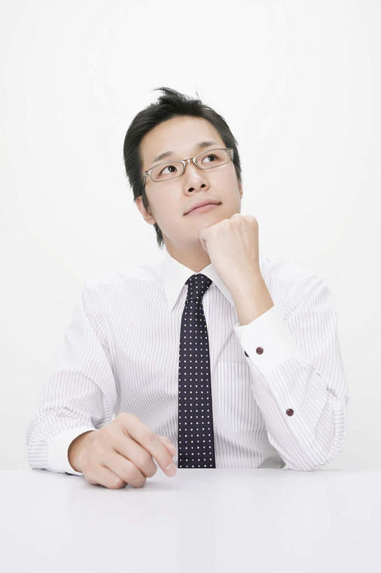 东方人,一个人,商务人士,商务男性,坐,竖图,室内,白天,白色背景,正面,衬衫,桌子,亚洲,仅一个男性,仅一个人,撑,套装,眼镜,办公桌,领带,托腮,注视,黄种人,仅一个年轻男性,观察,看,托,思考,摄影,影棚,观看,察看,象征,庄重,关注,托下巴,商务装,身份,近视眼镜,工薪阶层,正式,地位,思虑,男人,男性,年轻男性,亚洲人,白领,上班族,坐着,半身,彩图,影棚拍摄,衬衣,拍摄