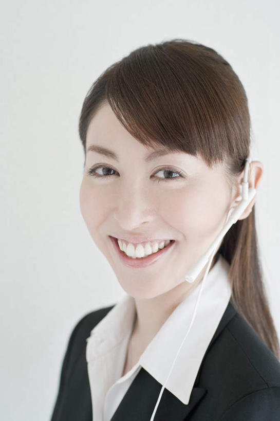 东方人,脸,头,脸颊,一个人,商务人士,商务女性,站,笑,微笑,露齿笑,竖图,室内,特写,白天,白色背景,正面,通讯,客服,亚洲,仅一个年轻女性,仅一个女性,仅一个人,套装,信息,话务员,注视,黄种人,肩膀,耳机,耳麦,话筒,观察,看,站着,服务,通信,摄影,影棚,观看,协调,察看,麦克风,关注,销售,商务装,工薪阶层,客服人员,电话销售,接待员,年轻女性,女人,女性,亚洲人,头部,脸部,脸蛋,面部,白领,接线员,上班族,站立,半身,彩图,影棚拍摄,拍摄