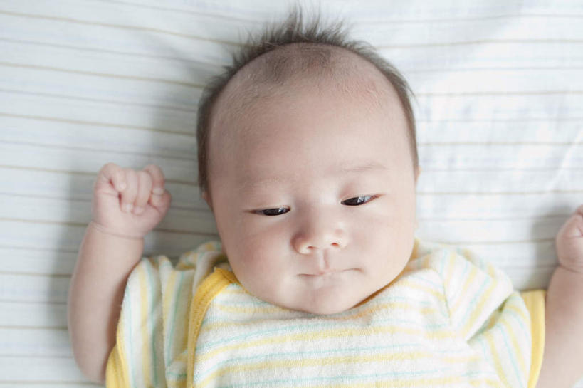 东方人,婴儿,儿童,脸,头,脸颊,手,一个人,躺,伸展双臂,横图,俯视,室内,特写,白天,婴儿服装,纯洁,床,亚洲,双手,仅一个人,条纹,服装,床单,注视,休闲装,黄种人,被子,肩膀,小孩,衣服,黄色,观察,看,休闲,手部,休闲服,可爱,服饰,单人床,活泼,观看,察看,被单,关注,宝宝,纯真,烂漫,无邪,卧着,伶俐,天真,亚洲人,孩子,头部,脸部,脸蛋,面部,敞开双臂,伸开双臂,躺着,卧,展开双肩,张开手臂,张开双臂,半身,彩图,高角度拍摄,婴儿服,襁褓