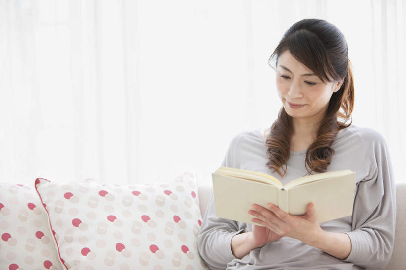 东方人,头发,一个人,客厅,坐,捧,笑,摸,微笑,露齿笑,横图,室内,白天,正面,阅读,窗户,靠垫,落地窗,沙发,报纸,书籍,亚洲,仅一个年轻女性,仅一个女性,仅一个人,一本,一排,许多,抚摸,握,学习,阴影,服装,整齐,光线,影子,斑点,墙,靠枕,拿,拿着,注视,休闲装,黄种人,玻璃窗,墙壁,墙面,排列,两个,衣服,红色,绿色,黑色,灰色,阳光,垫子,枕头,低头,观察,看,靠,靠着,倚靠,休闲,休闲服,浏览,握着,服饰,观看,察看,起居室,倚着,队列,关注,布艺沙发,年轻女性,女人,女性,亚洲人,长发,书,图书,触摸,端,端着,接触,捧着,手捧,坐着,半身,彩图