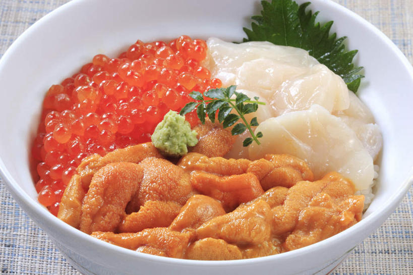 米饭,三文鱼,芥末,无人,横图,俯视,室内,特写,白天,烹饪,餐桌,桌面,桌子,鲑鱼,海胆,餐具,叶子,装饰,鱼卵,日本料理,料理,食品,绿叶,饭,扇贝,鱼籽,菜肴,美食,食物,一个,碗,日式料理,日式,嫩叶,摄影,佳肴,影棚,单个,餐台,华丽,修饰,大马哈鱼,点缀,五谷,山葵,撒蒙鱼,萨门鱼,冰海之皇,鲑,衬托,美观,雅致,雅观,泽山葵,溪山葵,马哈鱼,麻哈鱼,大麻哈鱼,芥子末,山嵛菜,芥辣粉,哇沙比,辣根,刺锅子,海刺猬,叶,叶片,进餐用具,烹调用具,彩图,高角度拍摄,影棚拍摄,拍摄