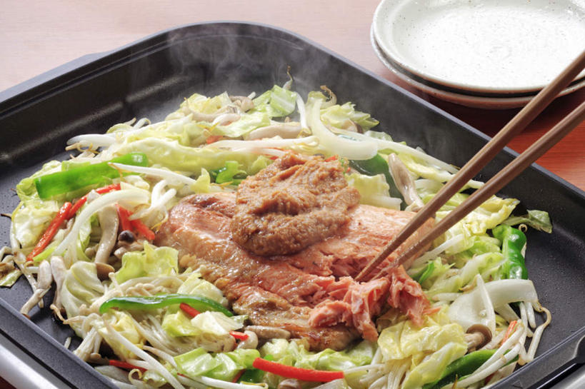 面食,面条,三文鱼,无人,横图,俯视,室内,特写,白天,烹饪,餐桌,筷子,桌面,桌子,鲑鱼,蔬菜,餐具,一双,新鲜,面,肉,鱼肉,日本料理,料理,食品,文化,传统,菜肴,美食,肉类,食物,日式料理,日式,摄影,佳肴,有机食品,绿色食品,影棚,餐台,礼节,大马哈鱼,礼仪,肉食,撒蒙鱼,萨门鱼,冰海之皇,鲑,马哈鱼,麻哈鱼,大麻哈鱼,进餐用具,彩图,高角度拍摄,影棚拍摄,拍摄