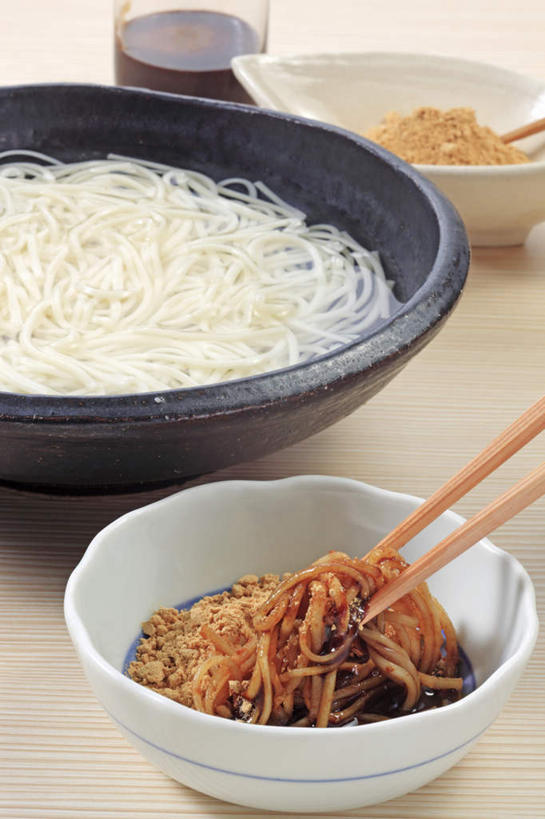 面食,面条,无人,竖图,俯视,室内,特写,白天,烹饪,餐桌,筷子,桌面,桌子,餐具,一双,调料,酱汁,面,日本料理,料理,食品,调味品,调味料,文化,传统,菜肴,美食,食物,碗,日式料理,日式,摄影,佳肴,影棚,餐台,礼节,礼仪,进餐用具,烹调用具,彩图,高角度拍摄,影棚拍摄,拍摄