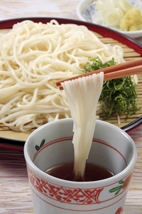 面食,面条,无人,竖图,俯视,室内,特写,白天,烹饪,餐桌,筷子,桌面,桌子,餐具,一双,调料,酱汁,面,日本料理,料理,食品,调味品,调味料,文化,传统,菜肴,美食,食物,碗,日式料理,日式,摄影,佳肴,影棚,餐台,礼节,礼仪,进餐用具,烹调用具,彩图,高角度拍摄,影棚拍摄,拍摄