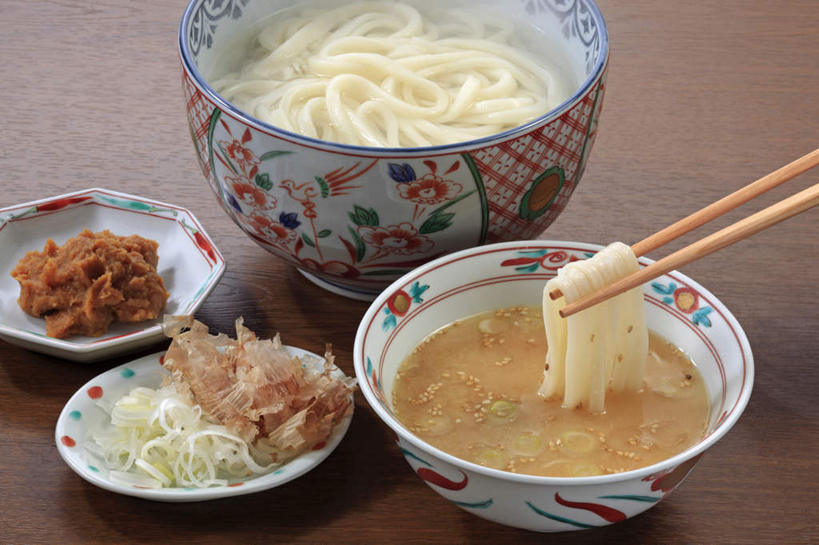 面食,面条,无人,横图,俯视,室内,特写,白天,烹饪,餐桌,筷子,桌面,桌子,蔬菜,餐具,一双,葱,青葱,调料,酱汁,面,芝麻,日本料理,料理,食品,调味品,调味料,文化,传统,菜肴,美食,食物,一个,碗,日式料理,日式,摄影,佳肴,影棚,单个,餐台,礼节,礼仪,脂麻,胡麻,白麻,巨胜子,油麻,进餐用具,烹调用具,彩图,高角度拍摄,影棚拍摄,拍摄