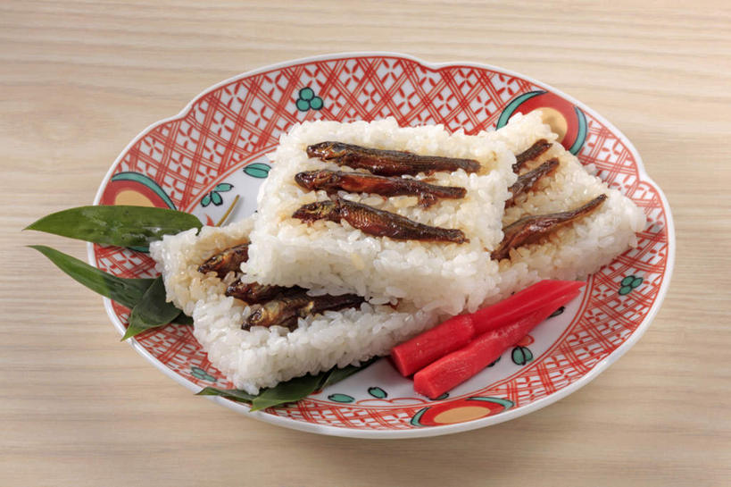 海鲜,米饭,寿司,无人,横图,俯视,室内,特写,白天,烹饪,餐桌,桌面,桌子,餐具,叶子,一堆,堆叠,堆积,鱼,碟子,盘,日本料理,料理,食品,绿叶,饭,水产,菜肴,美食,鱼类,海洋生物,食物,三个,一个,盘子,碟,日式料理,日式,嫩叶,摄影,佳肴,影棚,单个,餐台,堆,五谷,水生动物,海产品,醋饭,水生物,海底动物,四喜饭,叶,叶片,彩图,高角度拍摄,影棚拍摄,拍摄