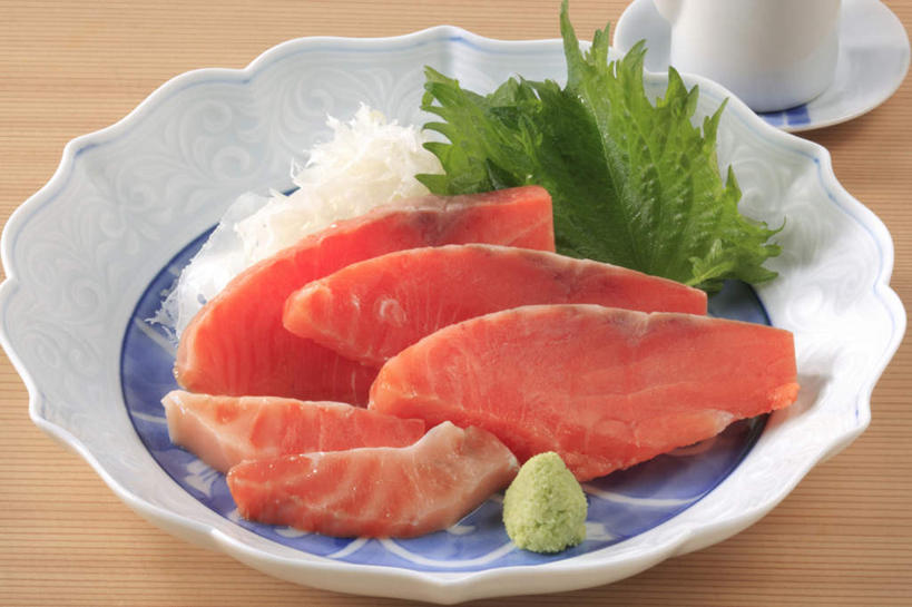 三文鱼,生鱼片,芥末,无人,横图,俯视,室内,特写,白天,烹饪,餐桌,桌面,桌子,鲑鱼,餐具,叶子,碟子,盘,肉,鱼肉,日本料理,鱼片,料理,食品,绿叶,菜肴,美食,肉类,食物,一个,盘子,碟,日式料理,日式,嫩叶,摄影,佳肴,影棚,单个,餐台,大马哈鱼,肉食,山葵,撒蒙鱼,萨门鱼,冰海之皇,鲑,泽山葵,溪山葵,马哈鱼,麻哈鱼,大麻哈鱼,芥子末,山嵛菜,芥辣粉,哇沙比,辣根,沙西米,叶,叶片,彩图,高角度拍摄,影棚拍摄,拍摄,刺身