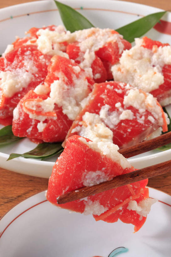 米饭,三文鱼,生鱼片,寿司,无人,竖图,俯视,室内,特写,白天,烹饪,餐桌,桌面,桌子,鲑鱼,餐具,叶子,一排,整齐,碟子,盘,肉,鱼肉,日本料理,鱼片,料理,食品,绿叶,饭,菜肴,美食,肉类,食物,排列,一个,盘子,碟,日式料理,日式,嫩叶,摄影,佳肴,影棚,单个,餐台,大马哈鱼,五谷,队列,醋饭,肉食,撒蒙鱼,萨门鱼,冰海之皇,鲑,马哈鱼,麻哈鱼,大麻哈鱼,沙西米,四喜饭,叶,叶片,彩图,高角度拍摄,影棚拍摄,拍摄,刺身