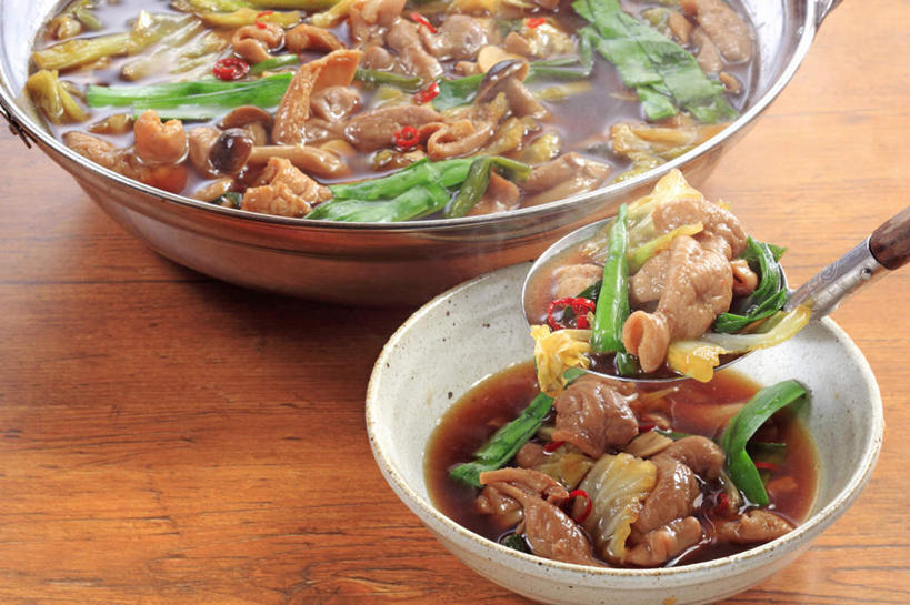 无人,横图,俯视,室内,特写,白天,烹饪,餐桌,桌面,桌子,辣椒,蔬菜,厨具,金属制品,新鲜,金属,炖锅,锅子,勺子,菌菇,蘑菇,青菜,调料,酱汁,肉,日本料理,牛肉,料理,食品,调味品,调味料,菌类,火锅,菜肴,美食,肉类,食物,调羹,汤匙,日式料理,日式,食用菌,摄影,佳肴,有机食品,绿色食品,影棚,餐台,肉食,烹饪用具,辣角,红海椒,大椒,辣虎,广椒,日式火锅,暖锅,烹调用具,辣子,红辣椒,海椒,番椒,烹调,彩图,高角度拍摄,影棚拍摄,拍摄