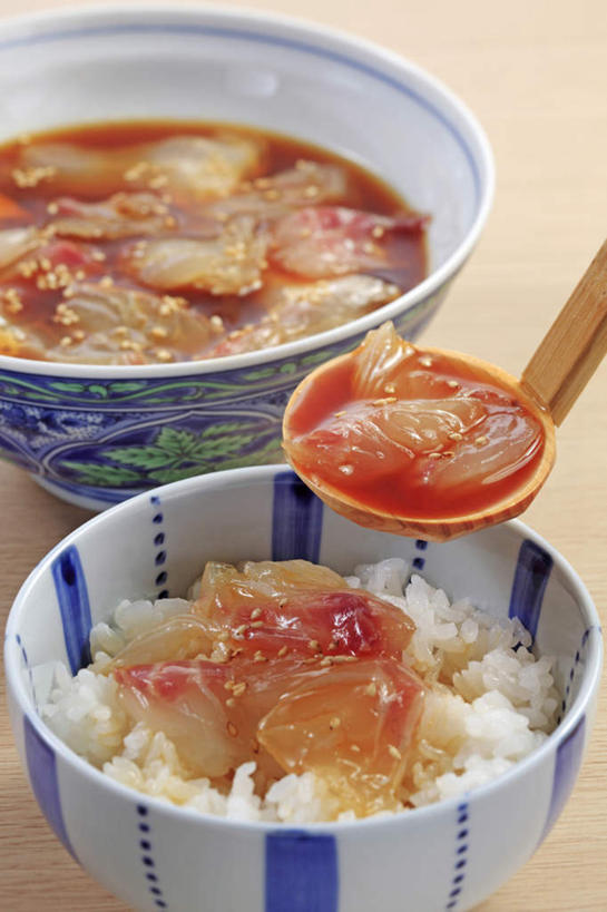 米饭,无人,竖图,俯视,室内,特写,白天,烹饪,餐桌,桌面,桌子,餐具,木制,勺子,调料,酱汁,日本料理,料理,食品,饭,调味品,鲷鱼,调味料,菜肴,美食,食物,木制品,调羹,汤匙,碗,日式料理,日式,摄影,佳肴,影棚,餐台,鲷,加吉鱼,铜盆鱼,真鲷,五谷,红鲷,一碗,班加吉,加真鲷,红加吉,进餐用具,烹调用具,彩图,高角度拍摄,影棚拍摄,拍摄