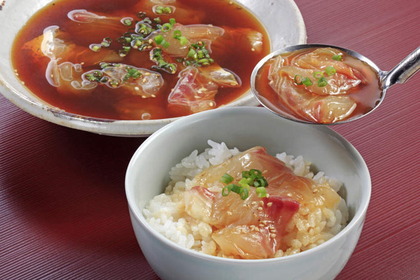 米饭,无人,横图,俯视,室内,特写,白天,烹饪,餐桌,桌面,桌子,餐具,金属制品,金属,碟子,盘,勺子,调料,酱汁,日本料理,料理,食品,饭,调味品,鲷鱼,调味料,菜肴,美食,食物,盘子,调羹,碟,汤匙,碗,日式料理,日式,摄影,佳肴,影棚,餐台,鲷,加吉鱼,铜盆鱼,真鲷,五谷,红鲷,一碗,班加吉,加真鲷,红加吉,进餐用具,烹调用具,彩图,高角度拍摄,影棚拍摄,拍摄