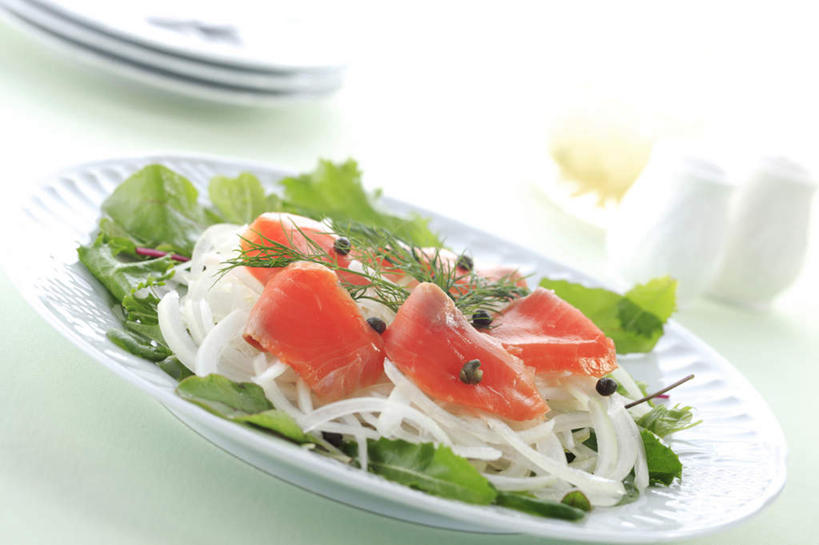 三文鱼,无人,横图,俯视,室内,特写,白天,餐桌,桌面,桌子,鲑鱼,萝卜,白萝卜,蔬菜,餐具,水果,一堆,许多,堆叠,堆积,新鲜,碟子,盘,蔬菜沙拉,沙拉,食品,色拉,沙律,食物,盘子,碟,摄影,有机食品,绿色食品,影棚,餐台,色拉酱,堆,大马哈鱼,千岛酱,撒蒙鱼,萨门鱼,冰海之皇,鲑,马哈鱼,麻哈鱼,大麻哈鱼,莱菔,彩图,高角度拍摄,影棚拍摄,拍摄