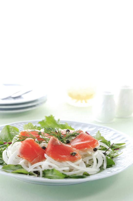 三文鱼,无人,竖图,俯视,室内,特写,白天,餐桌,桌面,桌子,鲑鱼,萝卜,白萝卜,蔬菜,餐具,水果,一堆,许多,堆叠,堆积,新鲜,碟子,盘,蔬菜沙拉,沙拉,食品,色拉,沙律,食物,盘子,碟,摄影,有机食品,绿色食品,影棚,餐台,色拉酱,堆,大马哈鱼,千岛酱,撒蒙鱼,萨门鱼,冰海之皇,鲑,马哈鱼,麻哈鱼,大麻哈鱼,莱菔,彩图,高角度拍摄,影棚拍摄,拍摄