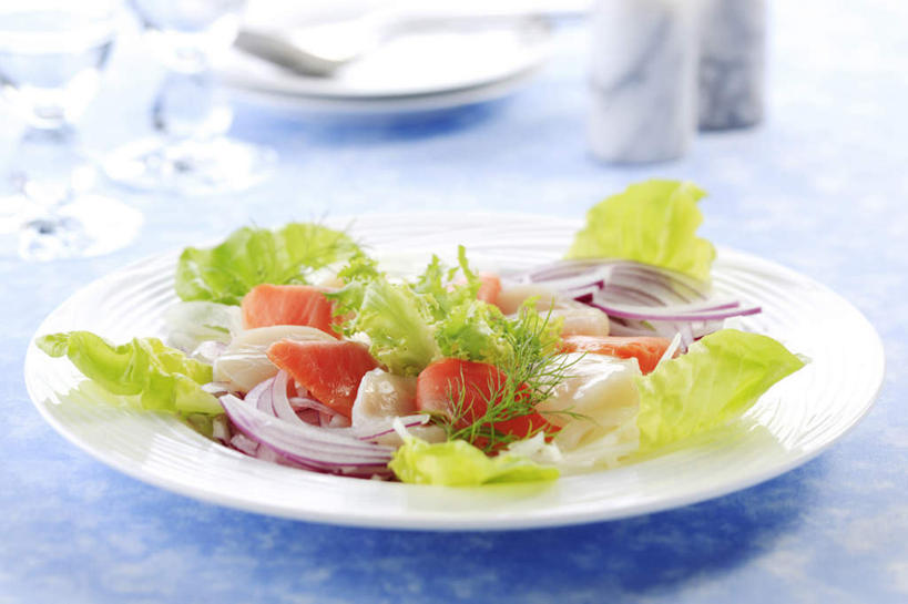 三文鱼,无人,横图,俯视,室内,特写,白天,餐桌,桌面,桌子,鲑鱼,蔬菜,洋葱,餐具,新鲜,碟子,盘,生菜,莴苣,食品,食物,盘子,碟,摄影,有机食品,绿色食品,影棚,餐台,大马哈鱼,撒蒙鱼,萨门鱼,冰海之皇,鲑,春菜,鹅仔菜,莴仔菜,千金菜,马哈鱼,麻哈鱼,大麻哈鱼,叶用莴苣,圆葱,洋葱头,球葱,彩图,高角度拍摄,影棚拍摄,拍摄