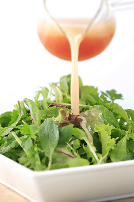 无人,竖图,室内,特写,白天,正面,餐桌,桌面,桌子,蔬菜,餐具,水果,一堆,许多,倒,堆叠,堆积,新鲜,碟子,壶,盘,调料,酱汁,蔬菜沙拉,沙拉,食品,调味品,调味料,色拉,沙律,水壶,食物,盘子,茶壶,碟,摄影,流动,有机食品,绿色食品,影棚,餐台,色拉酱,堆,千岛酱,彩图,影棚拍摄,拍摄