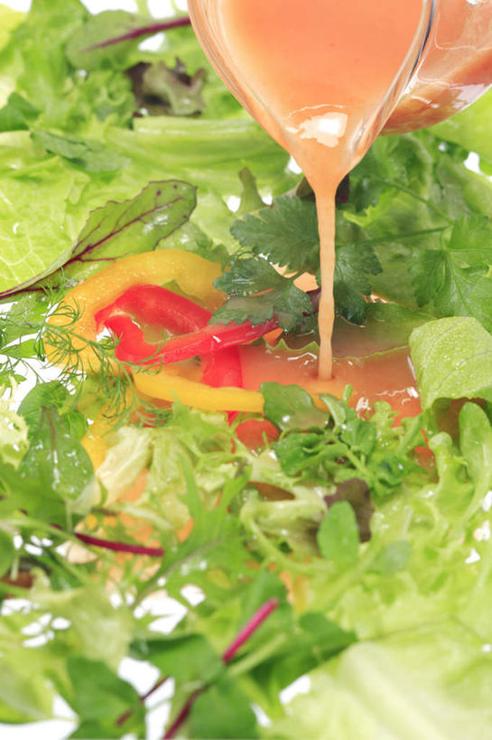 无人,竖图,俯视,室内,特写,白天,餐桌,桌面,桌子,辣椒,静物,水果,倒,壶,调料,酱汁,蔬菜沙拉,沙拉,调味品,调味料,色拉,沙律,水壶,茶壶,摄影,流动,有机食品,绿色食品,影棚,餐台,色拉酱,千岛酱,彩椒,辣角,红海椒,大椒,辣虎,广椒,甜椒,柿子椒,辣子,海椒,番椒,灯笼椒,彩图,高角度拍摄,影棚拍摄,拍摄