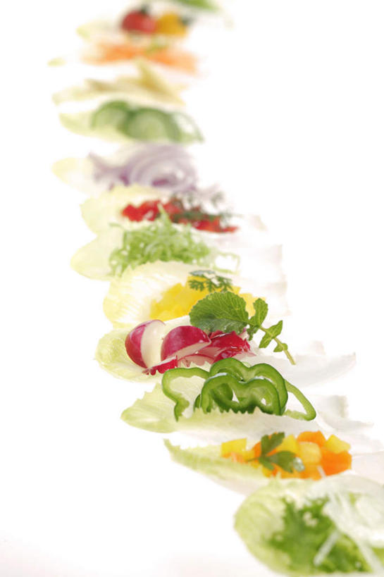 无人,竖图,俯视,室内,特写,白天,白色背景,餐桌,桌面,桌子,蔬菜,洋葱,餐具,水果,一排,许多,新鲜,整齐,碟子,盘,青椒,蔬菜沙拉,沙拉,食品,色拉,沙律,食物,排列,盘子,碟,摄影,有机食品,绿色食品,影棚,餐台,色拉酱,队列,千岛酱,大椒,菜椒,圆葱,洋葱头,甜椒,柿子椒,球葱,灯笼椒,彩图,高角度拍摄,影棚拍摄,拍摄