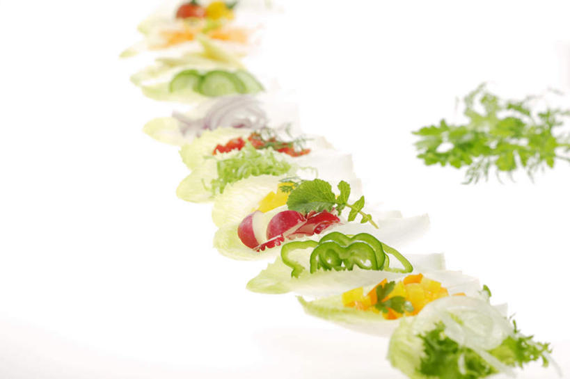 无人,横图,俯视,室内,特写,白天,白色背景,餐桌,桌面,桌子,蔬菜,洋葱,餐具,水果,一排,许多,新鲜,整齐,碟子,盘,青椒,蔬菜沙拉,沙拉,食品,色拉,沙律,食物,排列,盘子,碟,摄影,有机食品,绿色食品,影棚,餐台,色拉酱,队列,千岛酱,大椒,菜椒,圆葱,洋葱头,甜椒,柿子椒,球葱,灯笼椒,彩图,高角度拍摄,影棚拍摄,拍摄