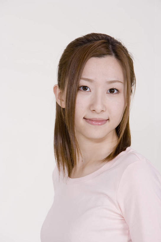 东方人,一个人,站,笑,微笑,竖图,室内,白天,白色背景,正面,亚洲,仅一个年轻女性,仅一个女性,仅一个人,服装,注视,休闲装,黄种人,衣服,粉色,观察,看,站着,休闲,休闲服,摄影,服饰,影棚,观看,察看,关注,年轻女性,女人,女性,亚洲人,站立,半身,彩图,影棚拍摄,拍摄